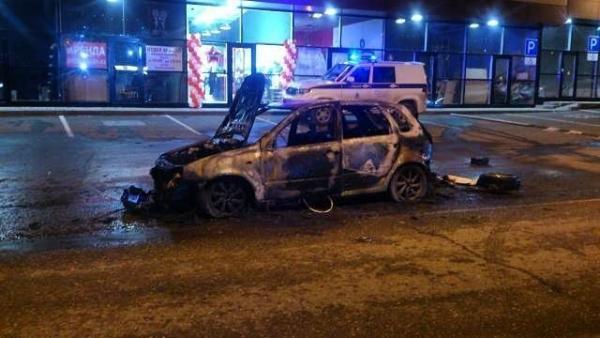 Автомобиль такси сгорел из-за короткого замыкания в Пятигорске. Видео